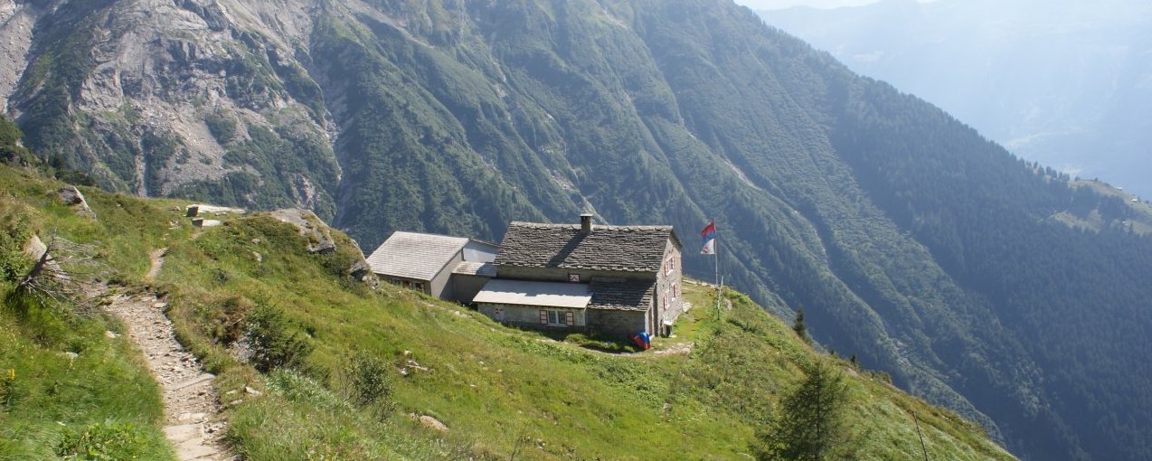 walkinpiedmont-escursioni-trekking-ciaspole-mtb-Capanna-CAS-Adula