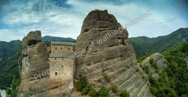 walkinpiedmont-escursioni-trekking-ciaspole-mtb-Castel_della_Pietra